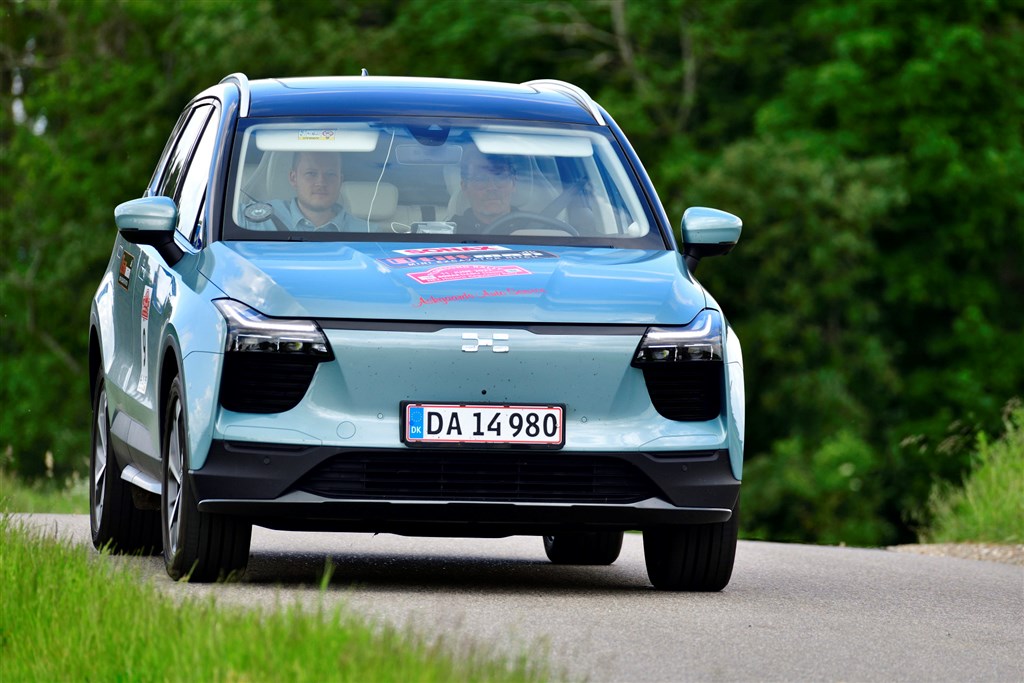 Med mange fine internationale resultater i bagagen var der store forventninger til Kim Kjærsgaard Frandsen fra Malling og Kristian Flensbak Jørgensen fra Aarhus, da de stillede op i første rally i en elbil. Alt lykkedes for dem med denne Aiways U5, som de tog en klassesejr med.
(Foto: Michael Eisenberg)